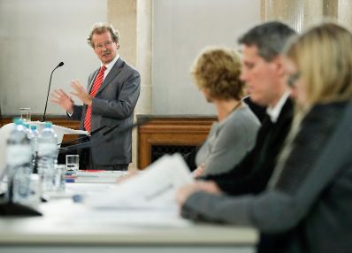 Am 18. September 2017 fand die Veranstaltung "Kinder hinter Gittern?" im Kassensaal des Bundeskanzleramtes statt. Im Bild Manfred Nowak (l.) vom Ludwig Boltzmann Institut.