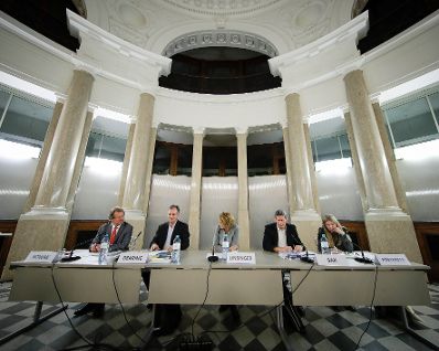 Am 18. September 2017 fand die Veranstaltung "Kinder hinter Gittern?" im Kassensaal des Bundeskanzleramtes statt. Im Bild (v.l.n.r.) Manfred Nowak vom Ludwig Boltzmann Institut, Albin Dearing von der Europ&auml;ischen Grundrechteagentur, Eva Linsinger, Moderatorin, Helmut Sax vom Ludwig Boltzmann Institut und Monika Pinterits von der Kinder- und Jugendanwaltschaft.