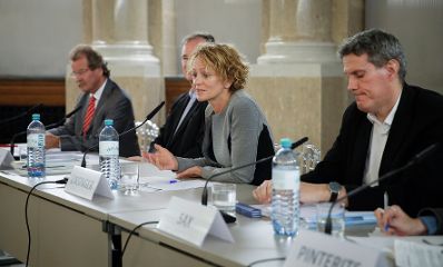 Am 18. September 2017 fand die Veranstaltung "Kinder hinter Gittern?" im Kassensaal des Bundeskanzleramtes statt. Im Bild (v.l.n.r.) Manfred Nowak vom Ludwig Boltzmann Institut, Albin Dearing von der Europ&auml;ischen Grundrechteagentur, Eva Linsinger, Moderatorin und Helmut Sax vom Ludwig Boltzmann Institut.