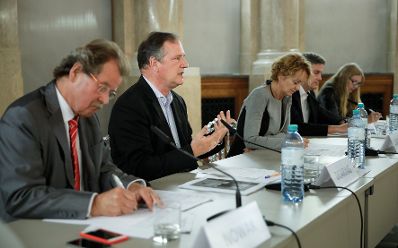 Am 18. September 2017 fand die Veranstaltung "Kinder hinter Gittern?" im Kassensaal des Bundeskanzleramtes statt. Im Bild (v.l.n.r.) Manfred Nowak vom Ludwig Boltzmann Institut, Albin Dearing von der Europ&auml;ischen Grundrechteagentur, Eva Linsinger, Moderatorin, Helmut Sax vom Ludwig Boltzmann Institut und Monika Pinterits von der Kinder- und Jugendanwaltschaft.