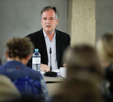 Am 18. September 2017 fand die Veranstaltung "Kinder hinter Gittern?" im Kassensaal des Bundeskanzleramtes statt. Im Bild Albin Dearing von der Europ&auml;ischen Grundrechteagentur.