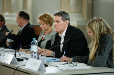 Am 18. September 2017 fand die Veranstaltung "Kinder hinter Gittern?" im Kassensaal des Bundeskanzleramtes statt. Im Bild (v.l.n.r.) Albin Dearing von der Europ&auml;ischen Grundrechteagentur, Eva Linsinger, Moderatorin, Helmut Sax vom Ludwig Boltzmann Institut und Monika Pinterits von der Kinder- und Jugendanwaltschaft.