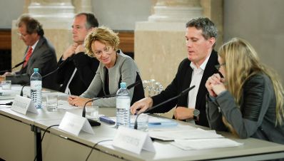 Am 18. September 2017 fand die Veranstaltung "Kinder hinter Gittern?" im Kassensaal des Bundeskanzleramtes statt. Im Bild (v.l.n.r.) Manfred Nowak vom Ludwig Boltzmann Institut, Albin Dearing von der Europ&auml;ischen Grundrechteagentur, Eva Linsinger, Moderatorin, Helmut Sax vom Ludwig Boltzmann Institut und Monika Pinterits von der Kinder- und Jugendanwaltschaft.