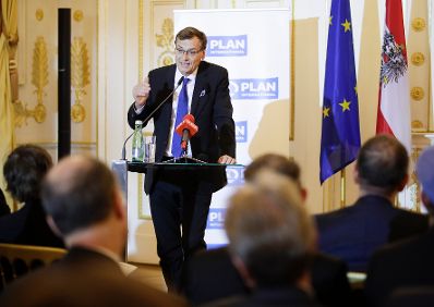 Am 19. September 2017 fand die Verleihung des Plan Medienpreis f&uuml;r Kinderrechte im Bundeskanzleramt statt. Im Bild Thomas Kralinger, Pr&auml;sident des Verbandes &Ouml;sterreichischer Zeitungen (V&Ouml;Z).