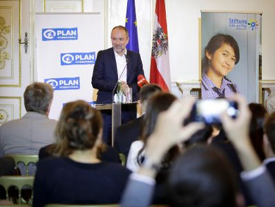 Am 19. September 2017 fand die Verleihung des Plan Medienpreis f&uuml;r Kinderrechte im Bundeskanzleramt statt. Im Bild Kanzleramtsminister Thomas Drozda.
