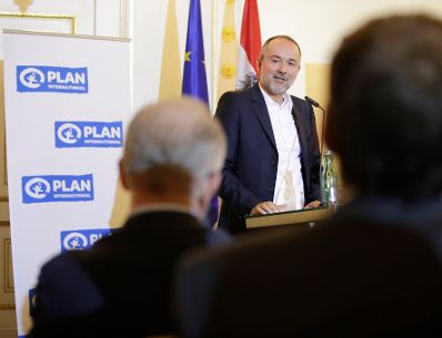 Am 19. September 2017 fand die Verleihung des Plan Medienpreis f&uuml;r Kinderrechte im Bundeskanzleramt statt. Im Bild Kanzleramtsminister Thomas Drozda.