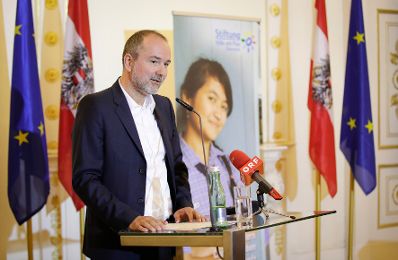 Am 19. September 2017 fand die Verleihung des Plan Medienpreis f&uuml;r Kinderrechte im Bundeskanzleramt statt. Im Bild Kanzleramtsminister Thomas Drozda.
