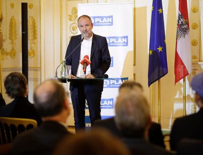 Am 19. September 2017 fand die Verleihung des Plan Medienpreis f&uuml;r Kinderrechte im Bundeskanzleramt statt. Im Bild Kanzleramtsminister Thomas Drozda.