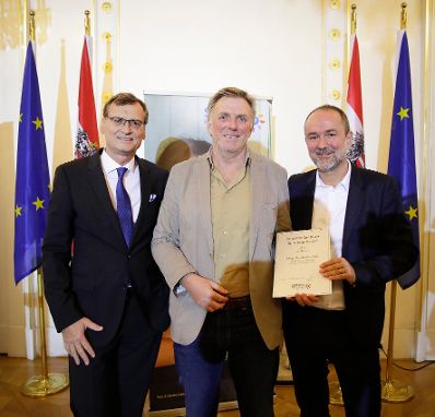 Am 19. September 2017 fand die Verleihung des Plan Medienpreis f&uuml;r Kinderrechte im Bundeskanzleramt statt. Im Bild Kanzleramtsminister Thomas Drozda (r.) mit dem Preistr&auml;ger Georg Wimmer (m.) und Thomas Kralinger (l.), Pr&auml;sident des Verbandes &Ouml;sterreichischer Zeitungen (V&Ouml;Z).