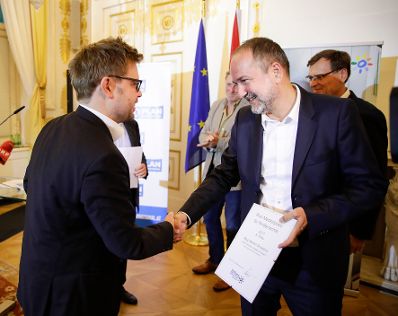 Am 19. September 2017 fand die Verleihung des Plan Medienpreis f&uuml;r Kinderrechte im Bundeskanzleramt statt. Im Bild Kanzleramtsminister Thomas Drozda (r.) mit dem Preistr&auml;ger Marian Smetana (l.).