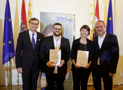 Am 19. September 2017 fand die Verleihung des Plan Medienpreis f&uuml;r Kinderrechte im Bundeskanzleramt statt. Im Bild Kanzleramtsminister Thomas Drozda (r.) mit der Preistr&auml;gerin Gerhild Salcher (m.r.), dem Preistr&auml;ger Sinisa Puktalovic (m.l.) und Thomas Kralinger (l.), Pr&auml;sident des Verbandes &Ouml;sterreichischer Zeitungen (V&Ouml;Z).