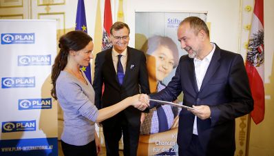 Am 19. September 2017 fand die Verleihung des Plan Medienpreis f&uuml;r Kinderrechte im Bundeskanzleramt statt. Im Bild Kanzleramtsminister Thomas Drozda (r.) mit der Preistr&auml;gerin Yvonne Widler (l.) und Thomas Kralinger (m.), Pr&auml;sident des Verbandes &Ouml;sterreichischer Zeitungen (V&Ouml;Z).