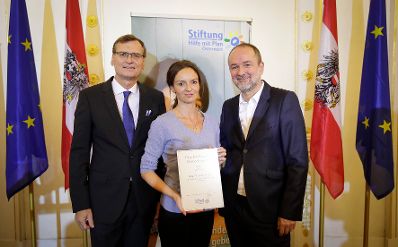 Am 19. September 2017 fand die Verleihung des Plan Medienpreis f&uuml;r Kinderrechte im Bundeskanzleramt statt. Im Bild Kanzleramtsminister Thomas Drozda (r.) mit der Preistr&auml;gerin Yvonne Widler (m.) und Thomas Kralinger (l.), Pr&auml;sident des Verbandes &Ouml;sterreichischer Zeitungen (V&Ouml;Z).