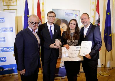 Am 19. September 2017 fand die Verleihung des Plan Medienpreis f&uuml;r Kinderrechte im Bundeskanzleramt statt. Im Bild Kanzleramtsminister Thomas Drozda (r.) mit der Preistr&auml;gerin Ursula Hofmeister (m.r.), Thomas Kralinger (m.l.), Pr&auml;sident des Verbandes &Ouml;sterreichischer Zeitungen (V&Ouml;Z) und Rudi Klausnitzer (l.), Vorstandsmitglied der Privatstiftung Hilfe mit Plan &Ouml;sterreich.