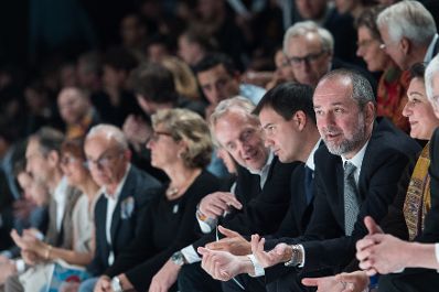 Am 22. September 2017 nahm Kunst- und Kulturminister Thomas Drozda (r.) beim Steirischen Herbst teil. Im Bild kurz vor dem St&uuml;ck "to come" von Mette Ingvartsen.