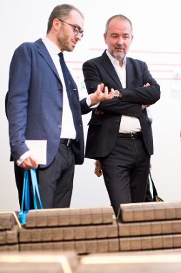 Am 23. September 2017 nahm Kunst- und Kulturminister Thomas Drozda (r.) bei der Ausstellungser&ouml;ffnung "Prometheus unbound" anl&auml;sslich des Steirischen Herbst Festivals teil. Im Bild mit Kurator Luigi Fassi (l.).