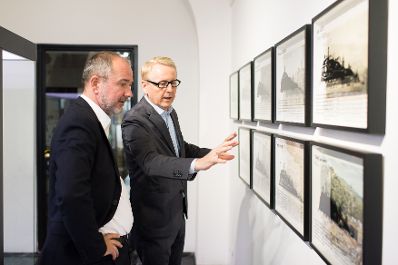 Am 23. September 2017 besuchte Kunst- und Kulturminister Thomas Drozda (l.) das GrazMuseum anl&auml;sslich des Steirischen Herbst Festivals. Im Bild Museumsdirektor Otto Hochreiter (r.).