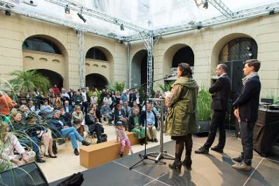Am 23. September 2017 nahm Kunst- und Kulturminister Thomas Drozda (m.) an der Er&ouml;ffnung des Festivalzentrums anl&auml;sslich des Steirischen Herbst Festivals teil. Im Bild mit dem leitenden Dramaturgen Martin Baasch (r.)und Intendantin Veronica Kaup-Hasler (l.).