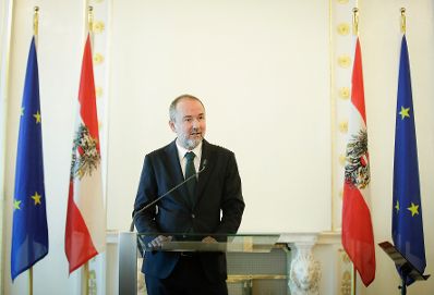 Am 22. September 2017 &uuml;berreichte Kunst- und Kulturminister Thomas Drozda (im Bild) das &Ouml;sterreichische Ehrenkreuz f&uuml;r Wissenschaft und Kunst I. Klasse an August Ruhs.