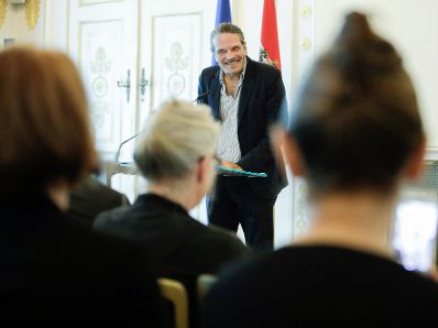 Am 22. September 2017 &uuml;berreichte Kunst- und Kulturminister Thomas Drozda das &Ouml;sterreichische Ehrenkreuz f&uuml;r Wissenschaft und Kunst I. Klasse an August Ruhs. Im Bild der Laudator Robert Pfaller.