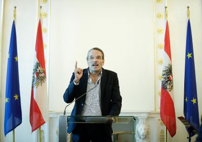 Am 22. September 2017 &uuml;berreichte Kunst- und Kulturminister Thomas Drozda das &Ouml;sterreichische Ehrenkreuz f&uuml;r Wissenschaft und Kunst I. Klasse an August Ruhs. Im Bild der Laudator Robert Pfaller.