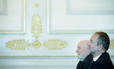 Am 22. September 2017 &uuml;berreichte Kunst- und Kulturminister Thomas Drozda (r.) das &Ouml;sterreichische Ehrenkreuz f&uuml;r Wissenschaft und Kunst I. Klasse an August Ruhs (l.).