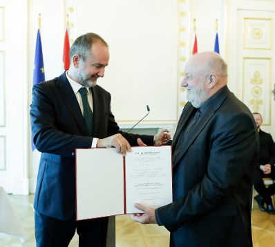 Am 22. September 2017 &uuml;berreichte Kunst- und Kulturminister Thomas Drozda (l.) das &Ouml;sterreichische Ehrenkreuz f&uuml;r Wissenschaft und Kunst I. Klasse an August Ruhs (r.).