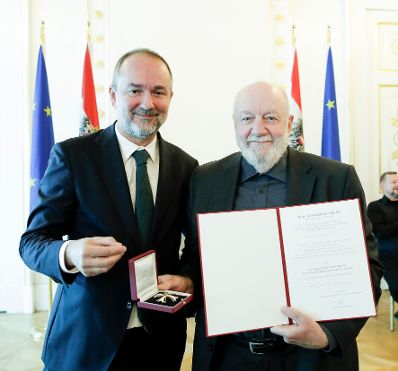 Am 22. September 2017 &uuml;berreichte Kunst- und Kulturminister Thomas Drozda (l.) das &Ouml;sterreichische Ehrenkreuz f&uuml;r Wissenschaft und Kunst I. Klasse an August Ruhs (r.).
