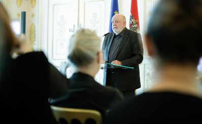 Am 22. September 2017 &uuml;berreichte Kunst- und Kulturminister Thomas Drozda das &Ouml;sterreichische Ehrenkreuz f&uuml;r Wissenschaft und Kunst I. Klasse an August Ruhs (im Bild).