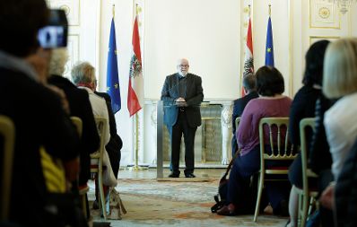 Am 22. September 2017 &uuml;berreichte Kunst- und Kulturminister Thomas Drozda das &Ouml;sterreichische Ehrenkreuz f&uuml;r Wissenschaft und Kunst I. Klasse an August Ruhs (im Bild).