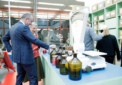 Am 26. September 2017 nahm Kunst- und Kulturminister Thomas Drozda (l.) an der Ausstellungser&ouml;ffnung "Duett mit K&uuml;nstler_innen" teil.