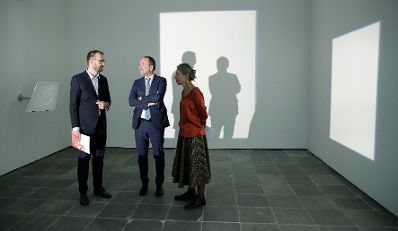 Am 26. September 2017 nahm Kunst- und Kulturminister Thomas Drozda (m.) an der Ausstellungser&ouml;ffnung "Duett mit K&uuml;nstler_innen" teil.
