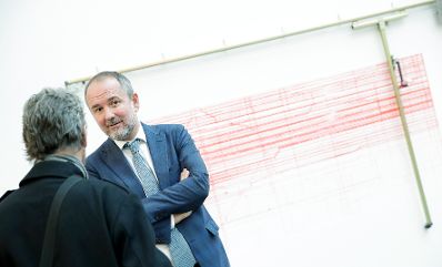 Am 26. September 2017 nahm Kunst- und Kulturminister Thomas Drozda (r.) an der Ausstellungser&ouml;ffnung "Duett mit K&uuml;nstler_innen" teil.