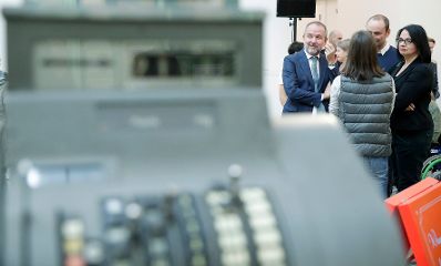 Am 26. September 2017 nahm Kunst- und Kulturminister Thomas Drozda (l.) an der Ausstellungser&ouml;ffnung "Duett mit K&uuml;nstler_innen" teil.