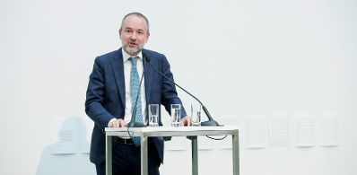 Am 26. September 2017 nahm Kunst- und Kulturminister Thomas Drozda (im Bild) an der Ausstellungser&ouml;ffnung "Duett mit K&uuml;nstler_innen" teil.