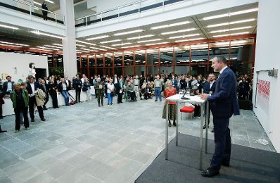 Am 26. September 2017 nahm Kunst- und Kulturminister Thomas Drozda (r.) an der Ausstellungser&ouml;ffnung "Duett mit K&uuml;nstler_innen" teil.