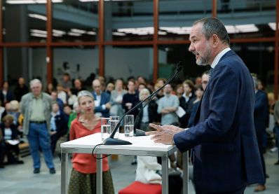 Am 26. September 2017 nahm Kunst- und Kulturminister Thomas Drozda (r.) an der Ausstellungser&ouml;ffnung "Duett mit K&uuml;nstler_innen" teil.