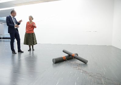 Am 26. September 2017 nahm Kunst- und Kulturminister Thomas Drozda (l.) an der Ausstellungser&ouml;ffnung "Duett mit K&uuml;nstler_innen" teil.