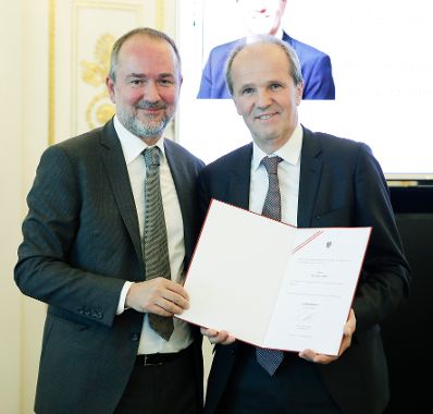 Am 27. September 2017 bestellte der Bundeskanzler Vertreterinnen und Vertreter der Wirtschaft zu Mitgliedern der bei der Bundesanstalt &quot;Statistik &Ouml;sterreich&quot; eingerichteten Wirtschaftskurie. Im Bild Kanzleramtsminister Thomas Drozda (l.) bei der Dekret&uuml;berreichung an Kommerzialrat f&uuml;r die Statistik Johann Bock (r.).