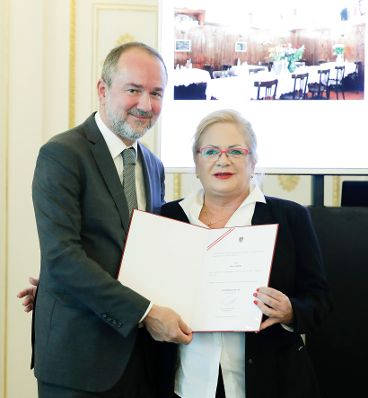 Am 27. September 2017 bestellte der Bundeskanzler Vertreterinnen und Vertreter der Wirtschaft zu Mitgliedern der bei der Bundesanstalt &quot;Statistik &Ouml;sterreich&quot; eingerichteten Wirtschaftskurie. Im Bild Kanzleramtsminister Thomas Drozda (l.) bei der Dekret&uuml;berreichung an Kommerzialr&auml;tin f&uuml;r die Statistik Maria Fodor (r.).