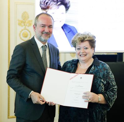 Am 27. September 2017 bestellte der Bundeskanzler Vertreterinnen und Vertreter der Wirtschaft zu Mitgliedern der bei der Bundesanstalt &quot;Statistik &Ouml;sterreich&quot; eingerichteten Wirtschaftskurie. Im Bild Kanzleramtsminister Thomas Drozda (l.) bei der Dekret&uuml;berreichung an Kommerzialr&auml;tin f&uuml;r die Statistik Eva Maria Gschwandner (r.).