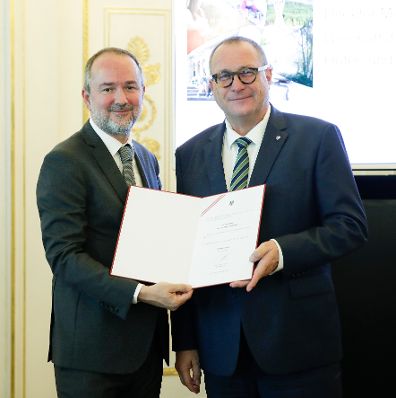 Am 27. September 2017 bestellte der Bundeskanzler Vertreterinnen und Vertreter der Wirtschaft zu Mitgliedern der bei der Bundesanstalt &quot;Statistik &Ouml;sterreich&quot; eingerichteten Wirtschaftskurie. Im Bild Kanzleramtsminister Thomas Drozda (l.) bei der Dekret&uuml;berreichung an Kommerzialrat f&uuml;r die Statistik Wolfgang Kleemann (r.).