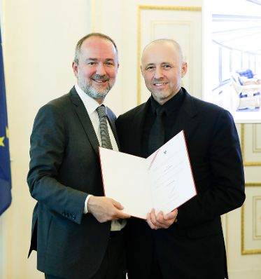 Am 27. September 2017 bestellte der Bundeskanzler Vertreterinnen und Vertreter der Wirtschaft zu Mitgliedern der bei der Bundesanstalt &quot;Statistik &Ouml;sterreich&quot; eingerichteten Wirtschaftskurie. Im Bild Kanzleramtsminister Thomas Drozda (l.) bei der Dekret&uuml;berreichung an Kommerzialrat f&uuml;r die Statistik Siegfried Kuzdas (r.).