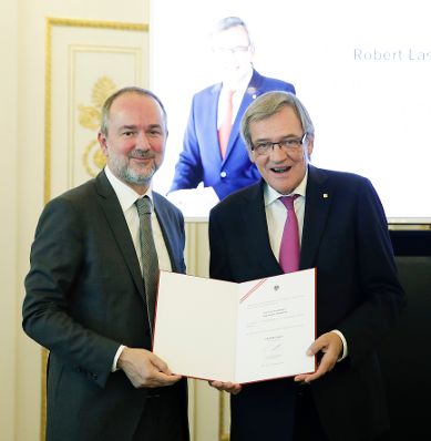 Am 27. September 2017 bestellte der Bundeskanzler Vertreterinnen und Vertreter der Wirtschaft zu Mitgliedern der bei der Bundesanstalt &quot;Statistik &Ouml;sterreich&quot; eingerichteten Wirtschaftskurie. Im Bild Kanzleramtsminister Thomas Drozda (l.) bei der Dekret&uuml;berreichung an Kommerzialrat f&uuml;r die Statistik Robert Lasshofer (r.).