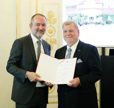 Am 27. September 2017 bestellte der Bundeskanzler Vertreterinnen und Vertreter der Wirtschaft zu Mitgliedern der bei der Bundesanstalt &quot;Statistik &Ouml;sterreich&quot; eingerichteten Wirtschaftskurie. Im Bild Kanzleramtsminister Thomas Drozda (l.) bei der Dekret&uuml;berreichung an Kommerzialrat f&uuml;r die Statistik J&uuml;rgen Lethmayer (r.).