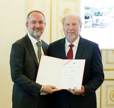 Am 27. September 2017 bestellte der Bundeskanzler Vertreterinnen und Vertreter der Wirtschaft zu Mitgliedern der bei der Bundesanstalt &quot;Statistik &Ouml;sterreich&quot; eingerichteten Wirtschaftskurie. Im Bild Kanzleramtsminister Thomas Drozda (l.) bei der Dekret&uuml;berreichung an Kommerzialrat f&uuml;r die Statistik Friedrich Ludwig (r.).