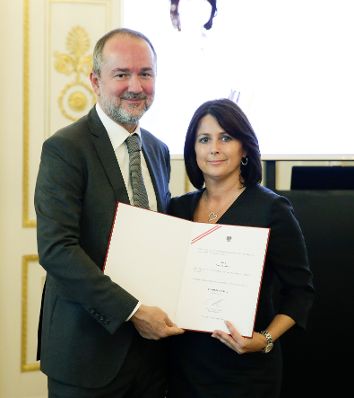 Am 27. September 2017 bestellte der Bundeskanzler Vertreterinnen und Vertreter der Wirtschaft zu Mitgliedern der bei der Bundesanstalt &quot;Statistik &Ouml;sterreich&quot; eingerichteten Wirtschaftskurie. Im Bild Kanzleramtsminister Thomas Drozda (l.) bei der Dekret&uuml;berreichung an Kommerzialr&auml;tin f&uuml;r die Statistik Tamara M&ouml;stl (r.).