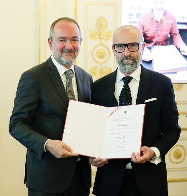 Am 27. September 2017 bestellte der Bundeskanzler Vertreterinnen und Vertreter der Wirtschaft zu Mitgliedern der bei der Bundesanstalt &quot;Statistik &Ouml;sterreich&quot; eingerichteten Wirtschaftskurie. Im Bild Kanzleramtsminister Thomas Drozda (l.) bei der Dekret&uuml;berreichung an Kommerzialrat f&uuml;r die Statistik Werner Nussm&uuml;ller (r.).