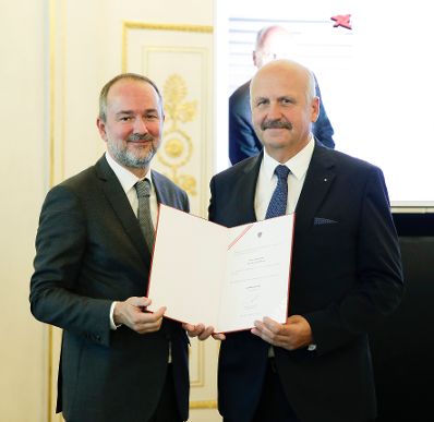 Am 27. September 2017 bestellte der Bundeskanzler Vertreterinnen und Vertreter der Wirtschaft zu Mitgliedern der bei der Bundesanstalt &quot;Statistik &Ouml;sterreich&quot; eingerichteten Wirtschaftskurie. Im Bild Kanzleramtsminister Thomas Drozda (l.) bei der Dekret&uuml;berreichung an Kommerzialrat f&uuml;r die Statistik Werner Puffing (r.).