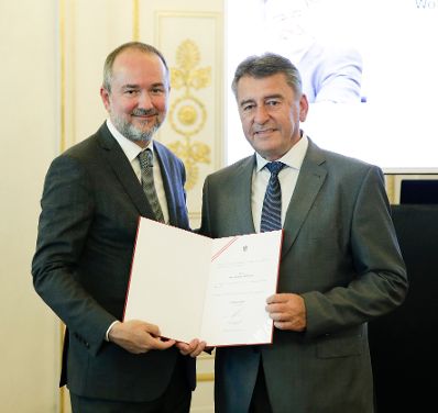 Am 27. September 2017 bestellte der Bundeskanzler Vertreterinnen und Vertreter der Wirtschaft zu Mitgliedern der bei der Bundesanstalt &quot;Statistik &Ouml;sterreich&quot; eingerichteten Wirtschaftskurie. Im Bild Kanzleramtsminister Thomas Drozda (l.) bei der Dekret&uuml;berreichung an Kommerzialrat f&uuml;r die Statistik Wolfgang Reitterer (r.).